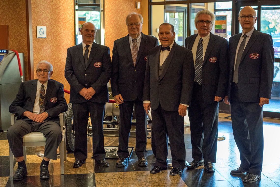 Première rangée - de gauche à droite : Richard Jones, Brian Mulligan, Ken Achs, Guy Desjardins, Vince Hazel, Rob Evans, John Scotti - Fondateur du Temple Canadien de la Renommée en courses d'accélération - Gianni Cantusci, Jeff Arend, Rob Potter, Vic Beleny et Wayne Lang. Deuxième rangée - De gauche à droite : Harolf Parfett, Ron Hodgson, Geoff Goodwin, John Waldie, Norm Noddle, Bill Kydd, Bob Elliott, Venice Perno, Charlie Haviland, Bert Straus, Abe Loewen etBob Beazer. 