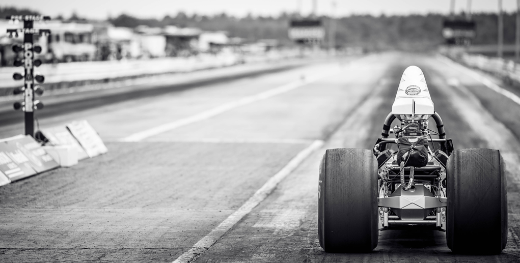 La pilote de 2e génération, Ashley Ogilvie se prépare a prendre le départ lors d'une manche Super Tour à Luskville Dragway.