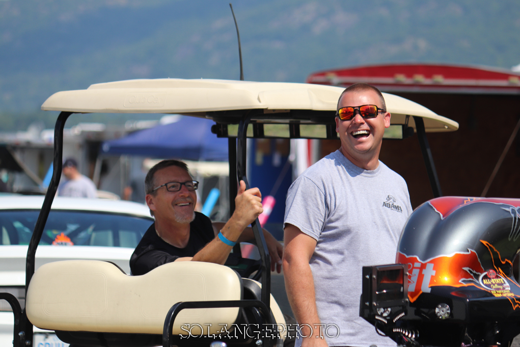Deux personnes qui aiment bien rire! Denis Soulière sur la voiture de golf et Russ Adams semble avoir bien du plaisir! © Solange Lefebvre