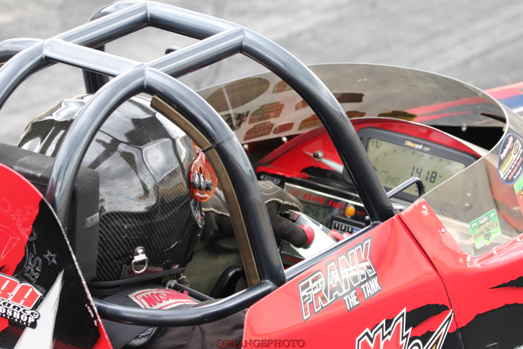 En préparation pour un autre départ, le toujours dangereux ''Frank the Tank'' Angers a bord de son dragster. © Solange Lefebvre