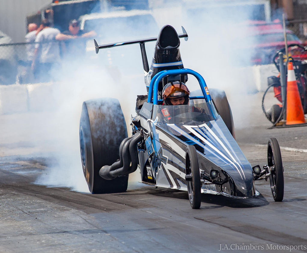 Serge Marineau de St-Eustache réchauffe ses pneus Mickey Thompson à Napierville © John Chambers