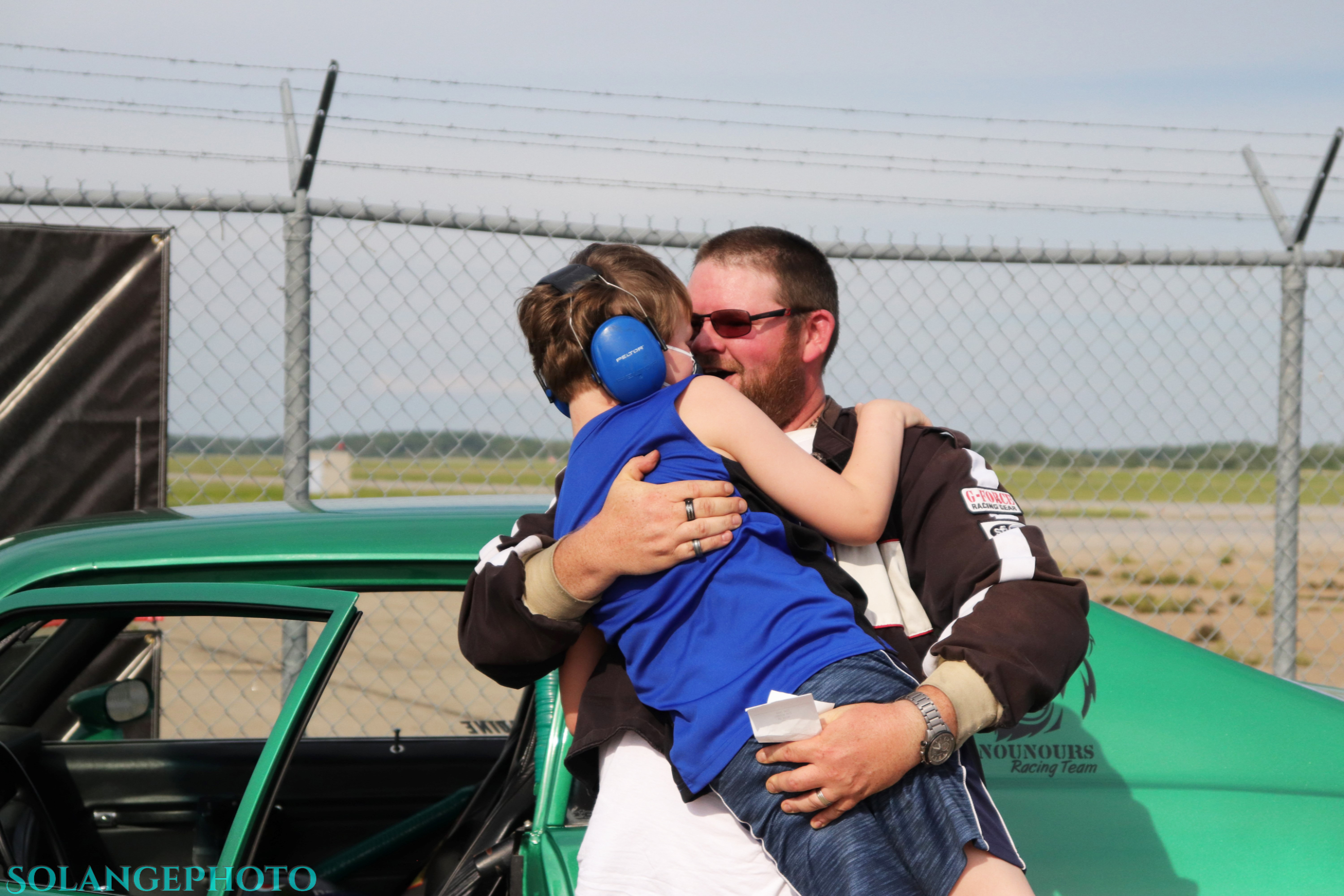 Éric Corriveau de St-Colomban célèbre sa victoire avec son fils à la première manche de la saison. © Solange Lefebvre