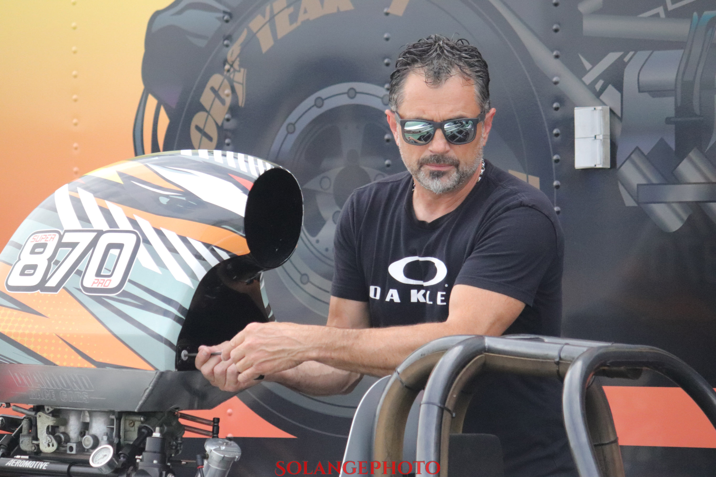 Mike Ogilvie entretient sa flotte de 4 dragsters. Rumeur veut qu’un de plus soit ajouté l’an prochain! © Solange Lefebvre