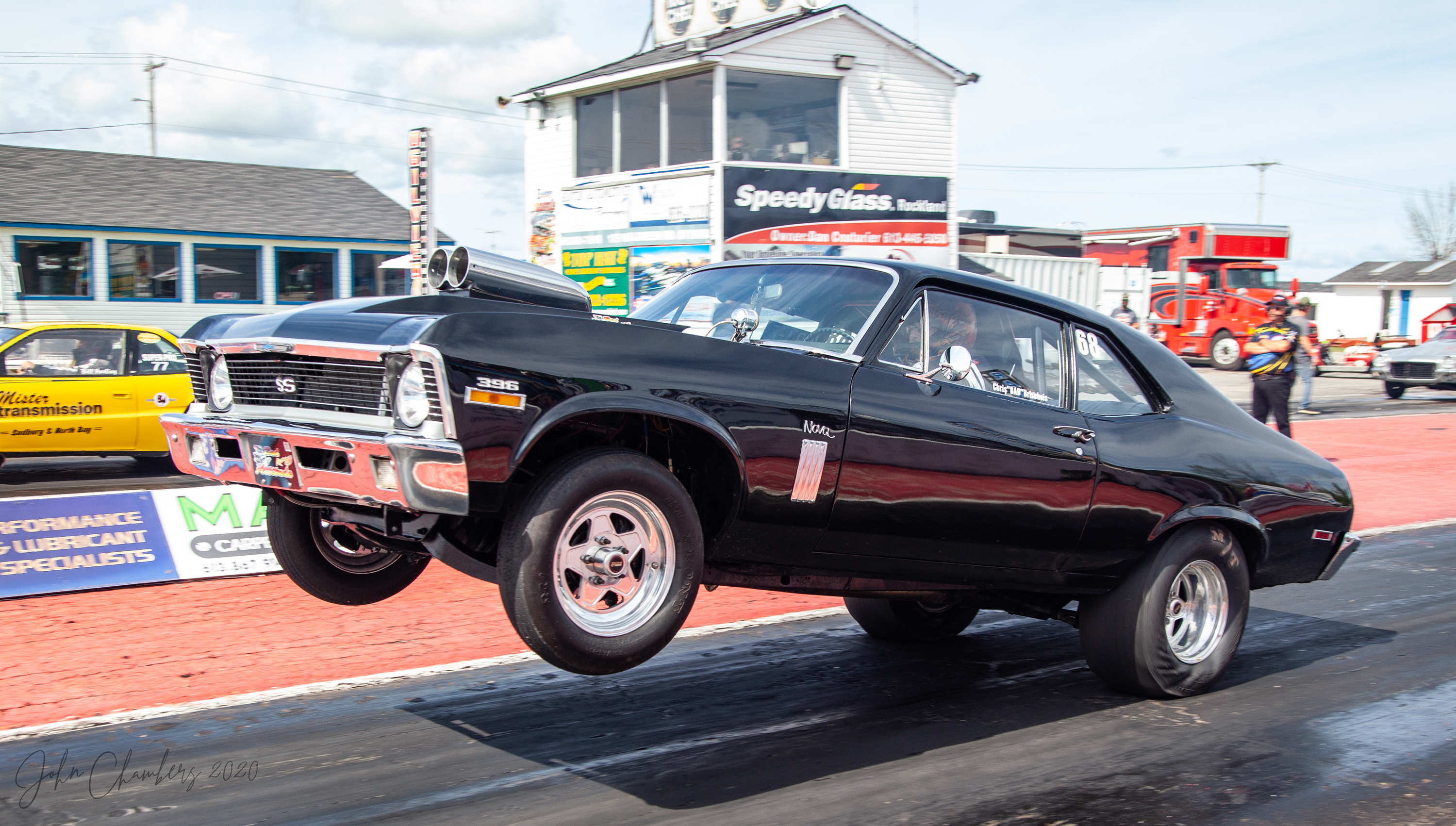 Christian Brisebois de Montréal au volant de sa Nova SS wheelstanding au Super Tour Fall Bracket Finals de Luskville Dragway. Brisebois a fait l’acquisition d’un nouveau bolide cet automne! © John Chambers