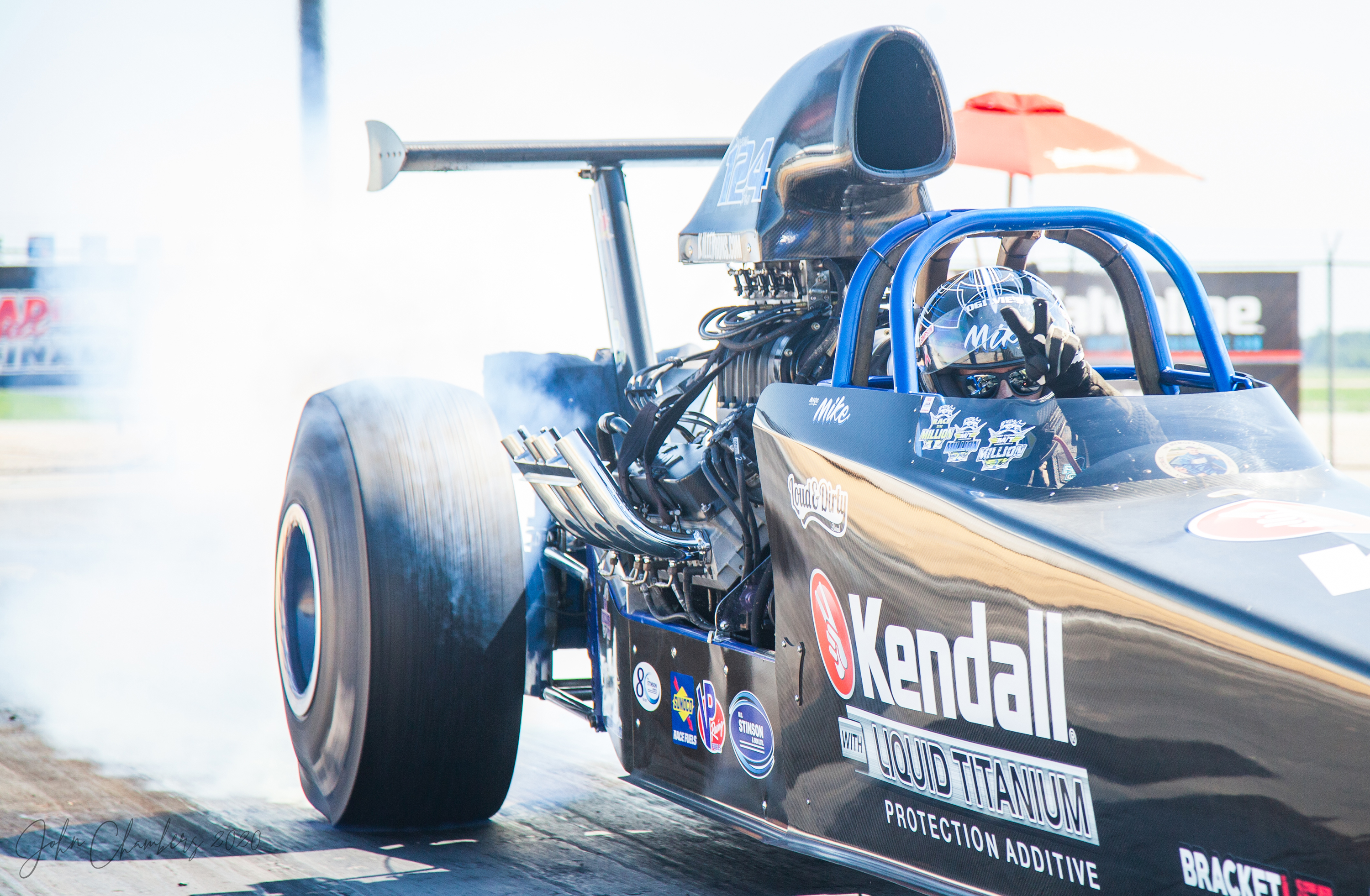 Magic Mike Ogilvie un favori des spectateurs avec ses fameux burnouts à bord de son dragster blower. © John Chambers