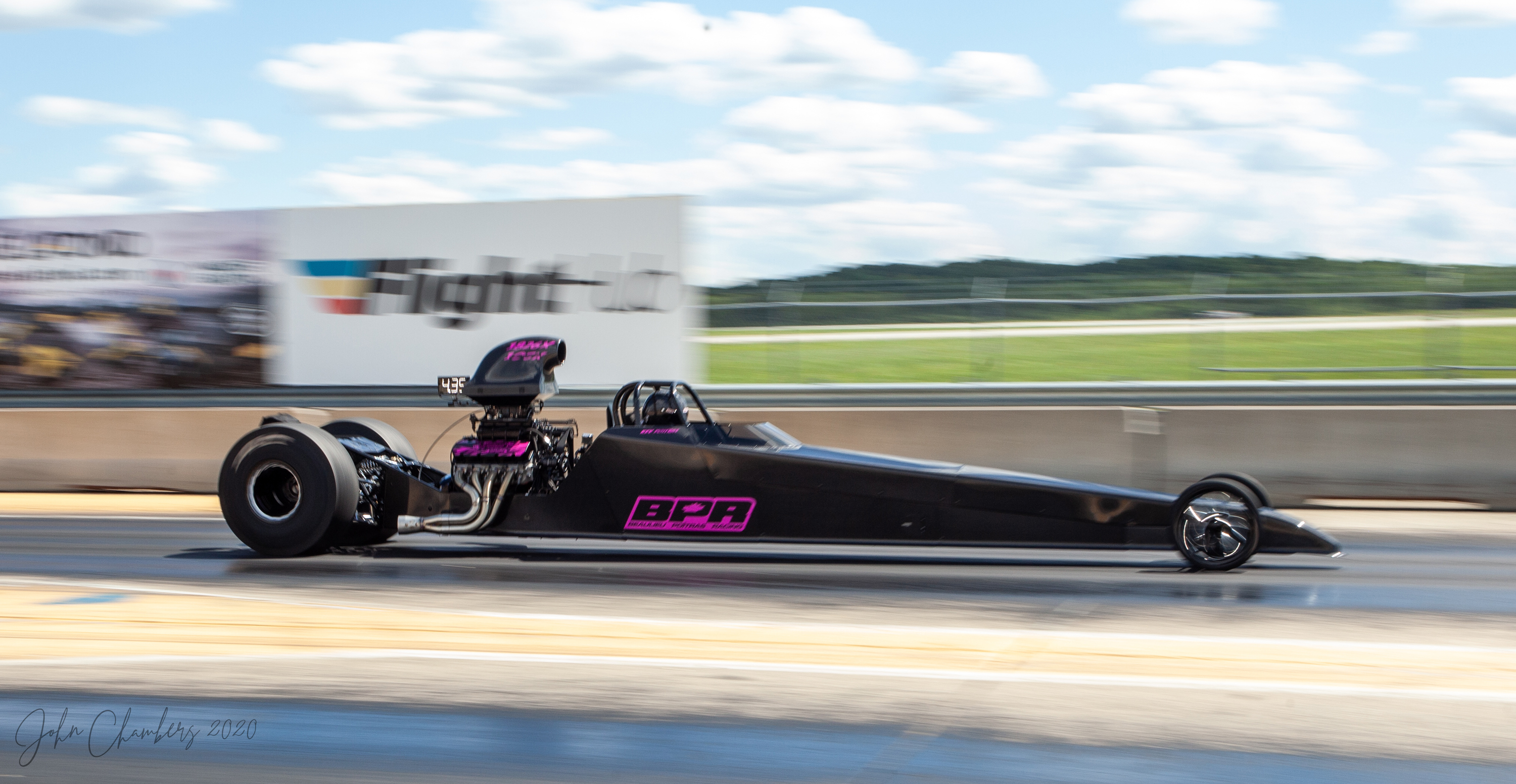 Kevin Poitras a fait l’acquisition d’un nouveau dragster en fibre de carbone l’hiver dernier. Poitras réalise des temps dans les 4.30’s avec l’impressionnante combinaison blower. © John Chambers